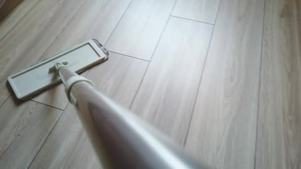 Lavar o piso laminado com uma esfregona. Limpeza do chão com esfregão em casa. Conceito de piso — Vídeo de Stock