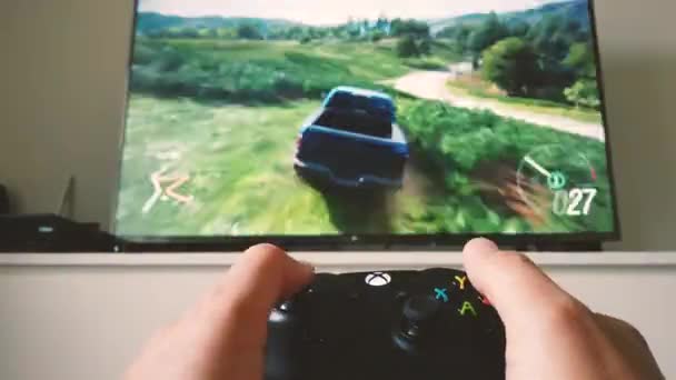 Ufa, Rusya 18 Mayıs 2020: Xbox konsolunda oynarken ellerin ve joystick 'in yakın çekimi. Birinci şahıs görünümü zaman ayarlı — Stok video