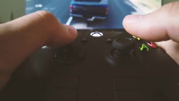 Vista de perto de um jogador mãos jogando jogo de corrida em seu console xbox usando joystick. timelapse vídeo — Vídeo de Stock