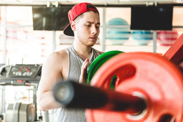 Treinamento de força de um jovem atleta muscular no ginásio. Resistência e perseverança — Fotografia de Stock