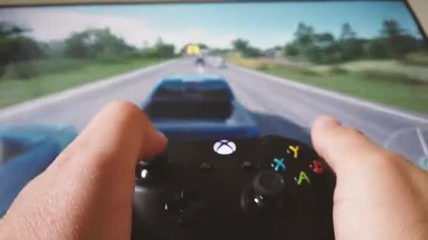 Ufa, Rusland 18 mei 2020: Close-up van handen en joystick tijdens het spelen op de xbox console. Termijn voor het bekijken van een eerste persoon — Stockvideo