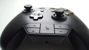 Ufa, Rusya 18 Mayıs 2020: Xbox konsolundan joystick 'e yakın çekim.