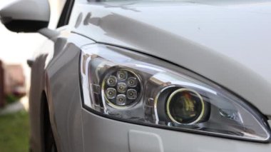 Ksenon araba farlarını yakıyorum.