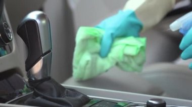 Deri koltukları tozdan ve çamurdan sil ve parlat. Profesyonel oto temizleme.