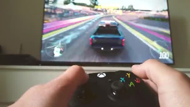 Närbild av en spelare händer spela racing videospel på hans xbox konsol med hjälp av joystick. timelapsvideo — Stockvideo