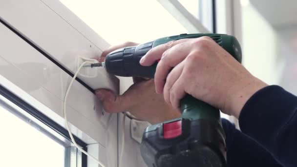 Electricista pelando el cable para conectar interruptores y enchufes de una instalación eléctrica residencial — Vídeos de Stock