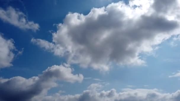 Динамическое движение во времени и формирование облаков в небе — стоковое видео