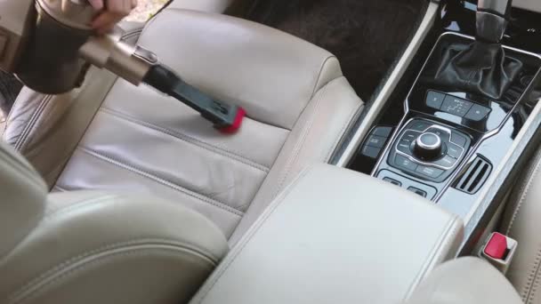 전문적 인 자동차 내부 청소. 자세하게. 호화 로운 세단에서 좌석과 바닥을 청소하는 모습. — 비디오