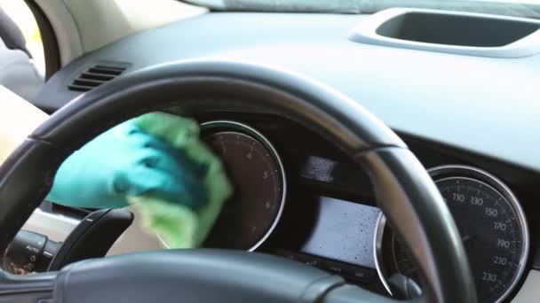 Wytrzeć kierownicę, tarcze i instrumenty samochodu specjalnym, suchym szmatławym zbliżeniem. Czyszczenie prędkościomierza i tachometru — Wideo stockowe