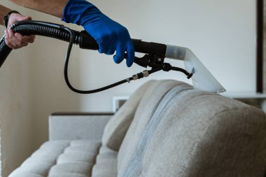 Koltuğunu temizleme metoduyla koruyucu lastik eldiven ile kapat. Bahar başında düzenli temizlik. Ticari temizlik şirketi konsepti