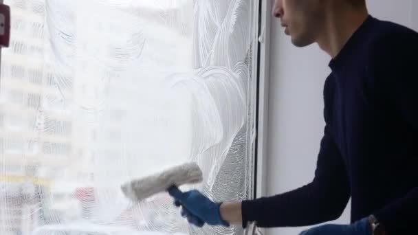 Profesyonel bir cam temizleyicisi sabun temizler ve ciyaklar. Temiz bir erkek temizlikçi.. — Stok video