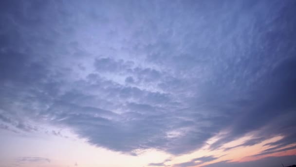 Timelapse forgatás csodálatos naplemente ég és lebegő felhők — Stock videók