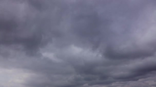 Timelapse, rain clouds sweep through the sky quickly. Faster video cloudy weather and strong wind — Stock Video