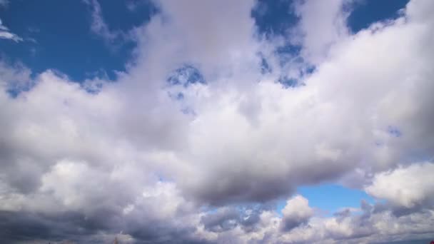 Incroyable timelapse de nuages blancs se déplaçant rapidement dans le ciel par temps clair
