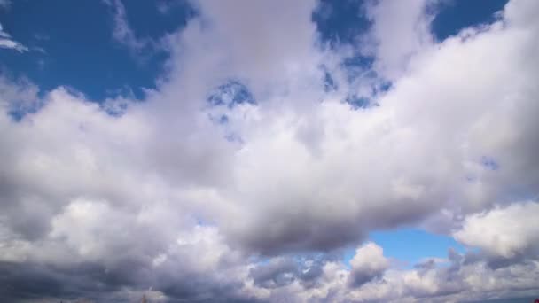 Niesamowity timelapse białych chmur poruszających się szybko na niebie w przejrzysty dzień — Wideo stockowe