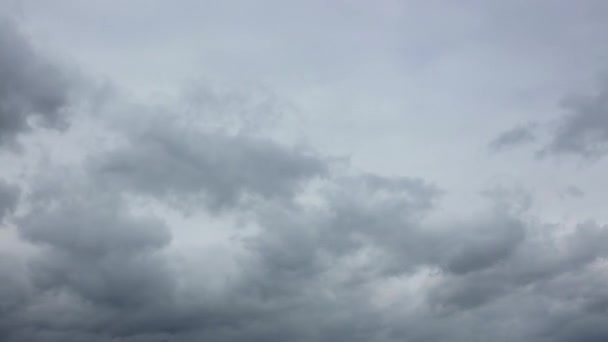 Le temps et le ciel sont nuageux. Timelapse de nuages de pluie rapides.