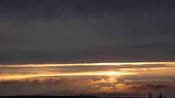 4k Timelapse El sol se mueve hacia el horizonte a través de las nubes. Hermoso atardecer — Vídeo de stock