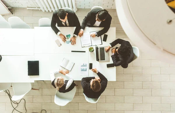 Un equipo de jóvenes empresarios que trabajan y se comunican en una oficina. Corporativossteam y gerente en una reunión. — Foto de Stock