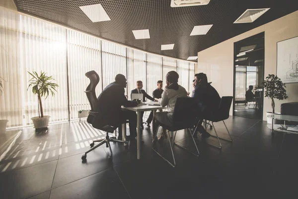 Un equipo de jóvenes empresarios que trabajan y se comunican en una oficina. Corporativossteam y gerente en una reunión — Foto de Stock