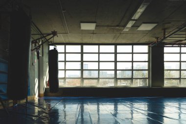 Spor salonunun içi ve grup sınıfları için bir yer. Pencerenin önündeki siluet fotoğrafı