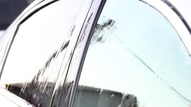 El yıkamacı.Bir adam özel ıslak bir bezle arabasını yıkar. - Evet. Ayrıntılı ve nazik araba bakımı