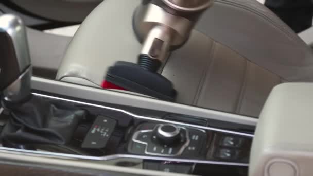 Professionele auto interieur schoonmaak service. Lichte lederen stoelen in de luxeklasse stofzuigen. — Stockvideo