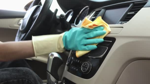 Törölje le az elülső panelt és az autó kötőjelét a porból. Professzionális autótisztítás — Stock videók