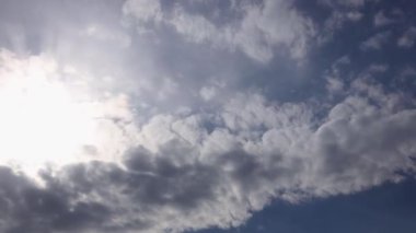 Güneş ışınlarını ateşlemenin zamanı hızla hareket eden bulutları delip geçiyor.