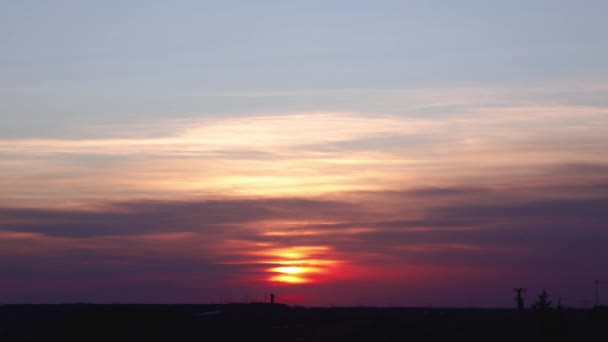 4k Timelapse El sol se mueve hacia el horizonte a través de las nubes. Hermoso atardecer — Vídeo de stock