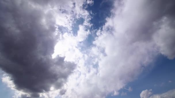 Timelapse tirant des nuages blancs se déplaçant rapidement dans le ciel bleu — Video