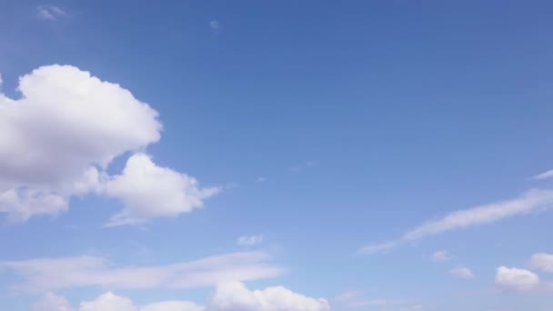 Timelapse spara nuvole bianche che si muovono velocemente nel cielo blu — Video Stock