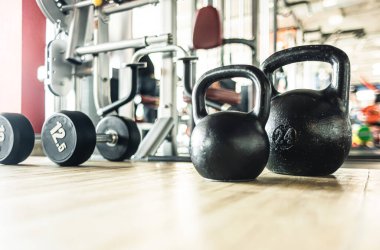 Spor salonunun iç kısımlarında insanlar olmadan halterler.