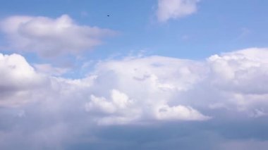 Gökyüzünü kaplayan güzel yağmur bulutlarının hızlandırılmış görüntüsü. Yaklaşan bir fırtınanın dramatik atmosferik videosu