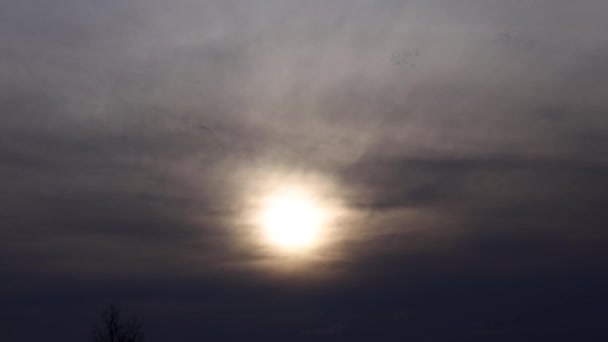 Szybszy upływ czasu gorącego słońca schodzącego przez chmury — Wideo stockowe