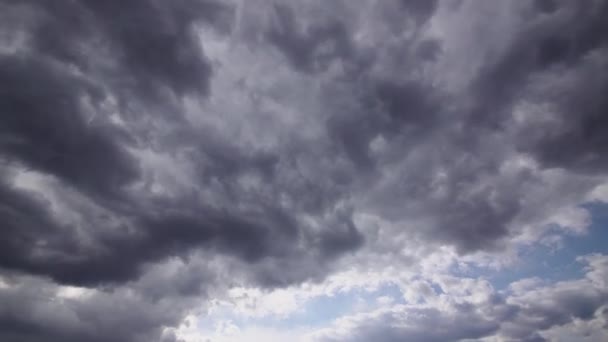 随着时间的流逝，美丽的雨云和晴朗的天空闪烁着。戏剧化录像 — 图库视频影像