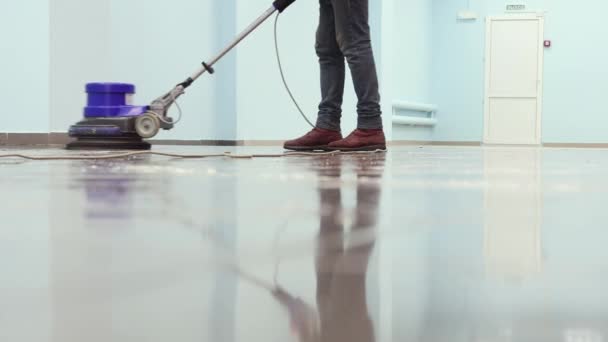 Le nettoyeur lave une jetée avec une machine à polir professionnelle. Nettoyage du sol dans le hall des immeubles de bureaux — Video