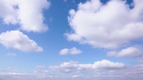 Время съемки белых облаков, быстро движущихся в голубом небе — стоковое видео