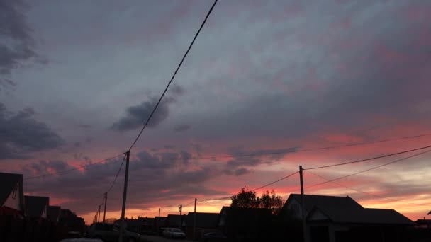 Timelapse de un hermoso cielo del atardecer del verano sobre casas de campo — Vídeo de stock