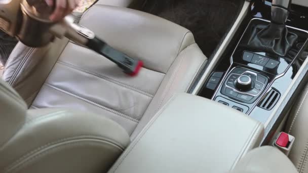 Profesjonalne czyszczenie wnętrza samochodu. Skórzane siedzenia. Usuwanie pyłu i brudu — Wideo stockowe