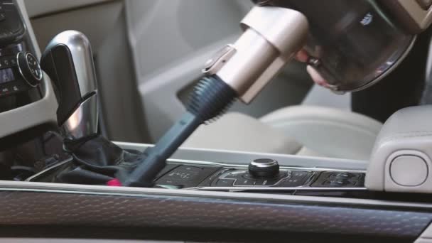 Profesjonalne czyszczenie wnętrza samochodu. Zbliżenie odkurzania. Usuwanie kurzu i brudu z automatycznej skrzyni biegów — Wideo stockowe