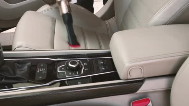 Profesjonalna usługa czyszczenia wnętrza samochodu. Vacuuming lekkie skórzane siedzenia w klasie luksusowej. — Wideo stockowe