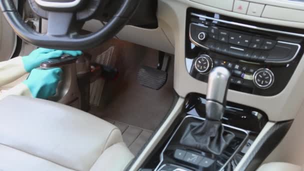 Professionele auto interieurreiniging. detaillering. Stoelen en vloer stofzuigen in een luxe sedan. — Stockvideo