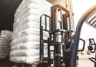 Depo için Forklift yükleyicisini kapat. Yükselen çatallarla dışarıda çalışıyor.