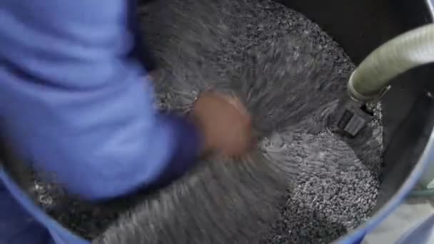 Man hand håller och blandar i en tunna PP Pet Chips Semi Dull, PET-chips återvinning, PET polyesterchips — Stockvideo
