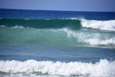 Dalgalar için Great Ocean road girişinde bir plajda
