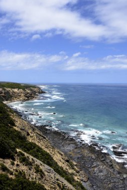 Bir ışık kayalıklarla ve Great Ocean Road üzerinde su evi görüntülemek