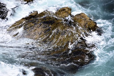 Kayalar ve su desenleri bir deniz feneri yukarıdan izlendi