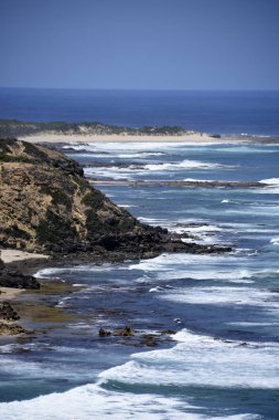 Bir ışık kayalıklarla ve Great Ocean Road üzerinde su evi görüntülemek