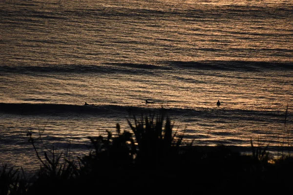 Raglan Beach Napnyugtakor Kis Hullámok — Stock Fotó