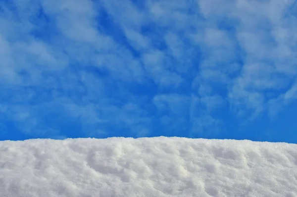 Panorama Rüzgârla Oluşan Kar Yığını Beyaz Kar Mavi Gökyüzü Bulutlu — Stok fotoğraf